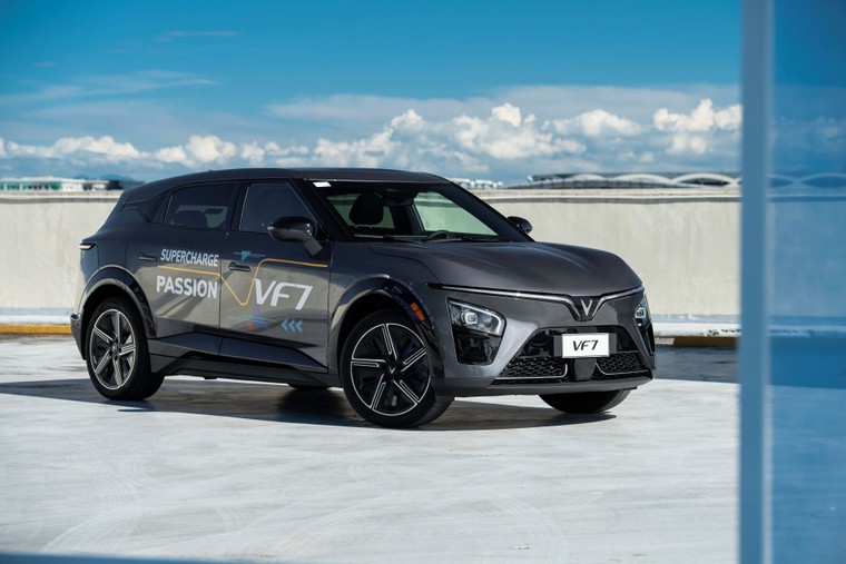 Tháng Ngâu, khách Việt vẫn “rần rần” chốt cọc VinFast VF 7 để hưởng ưu đãi chồng ưu đãi ảnh 1