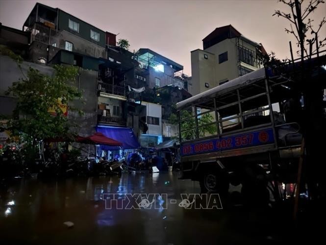 Lũ trên sông Hồng ở Hà Nội vượt báo động 2, đe doạ an toàn nhiều tuyến đê và tính mạng, tài sản của người dân ảnh 1