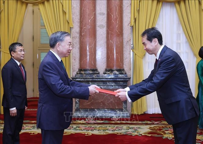 Tổng Bí thư, Chủ tịch nước Tô Lâm tiếp Đại sứ Trung Quốc đến trình Quốc thư ảnh 3