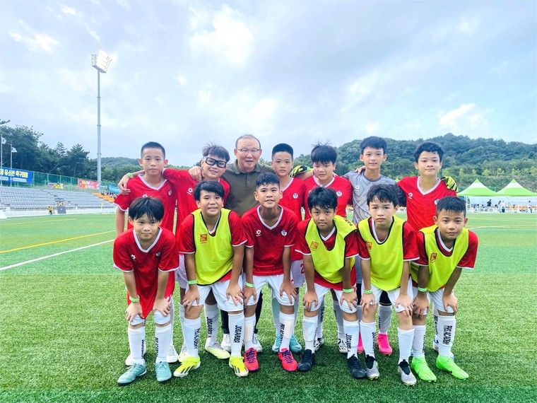 HLV Park Hang Seo tổ chức giải bóng đá gây quỹ ủng hộ đồng bào vùng lũ ảnh 1