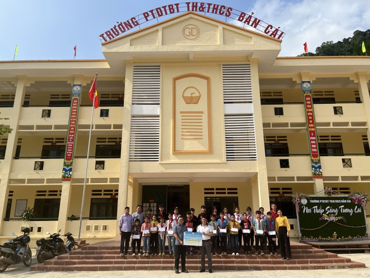 Nhà xuất bản Giáo dục Việt Nam hỗ trợ sách cho học sinh vùng lũ ảnh 1