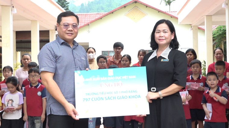 Học sinh hai trường vùng khó ở Lào Cai nhận sách mới ảnh 1