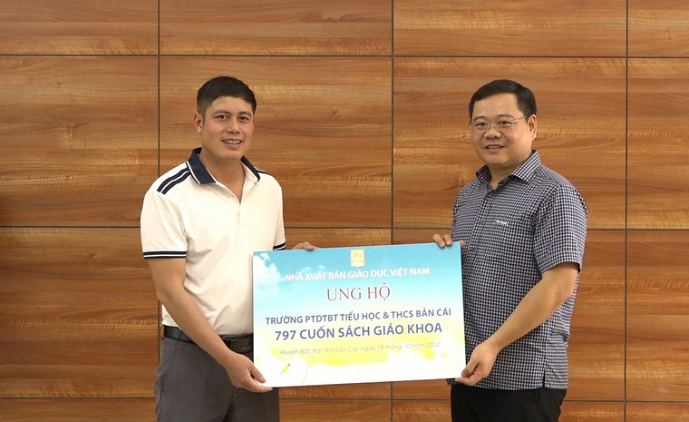 Học sinh hai trường vùng khó ở Lào Cai nhận sách mới ảnh 2