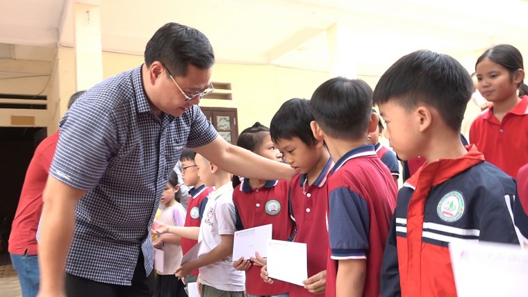 Học sinh hai trường vùng khó ở Lào Cai nhận sách mới ảnh 4