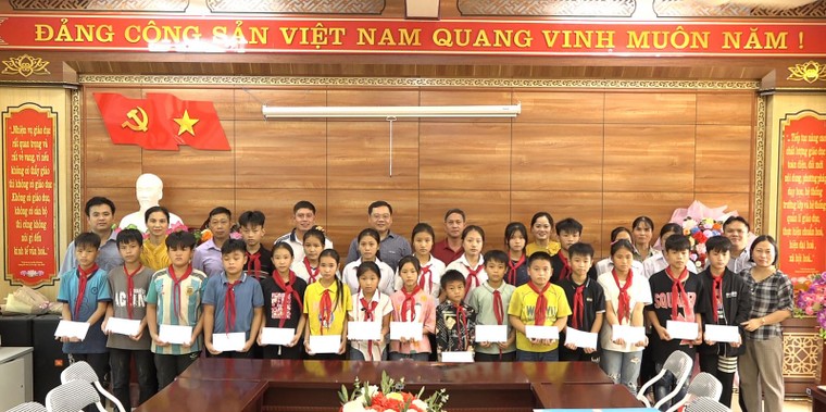 Học sinh hai trường vùng khó ở Lào Cai nhận sách mới ảnh 7