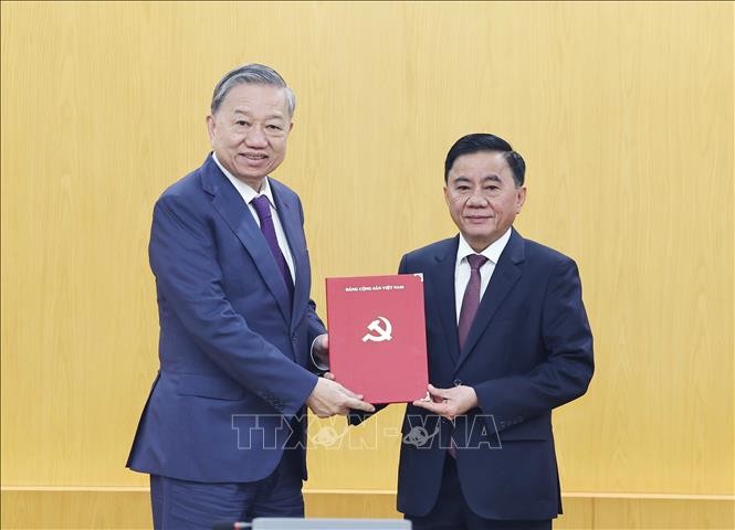 Tổng Bí thư Tô Lâm trao Quyết định phân công đồng chí Trần Cẩm Tú giữ chức Thường trực Ban Bí thư ảnh 3