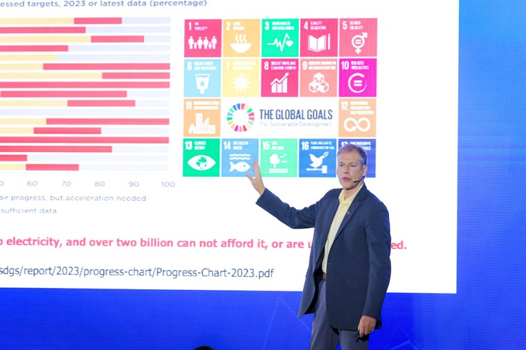 Nhà khoa học VinFuture nói gì về xe máy xăng khi ô nhiễm không khí gây tử vong cao hơn COVID-19? ảnh 4