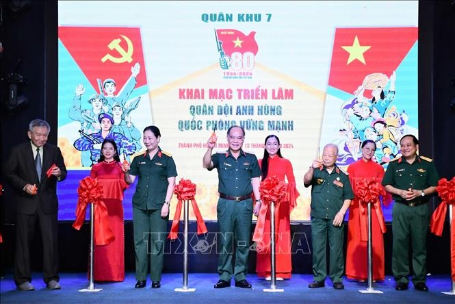 Trưng bày nhiều hình ảnh, hiện vật quý về Quân đội nhân dân Việt Nam ảnh 1