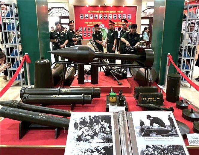 Trưng bày nhiều hình ảnh, hiện vật quý về Quân đội nhân dân Việt Nam ảnh 5