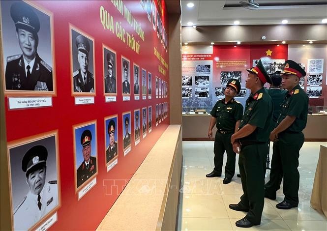 Trưng bày nhiều hình ảnh, hiện vật quý về Quân đội nhân dân Việt Nam ảnh 3