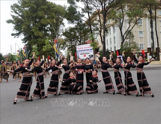 Trên 1.000 nghệ nhân dân tộc thiểu số "khoe sắc" tại Lễ hội đường phố ảnh 3