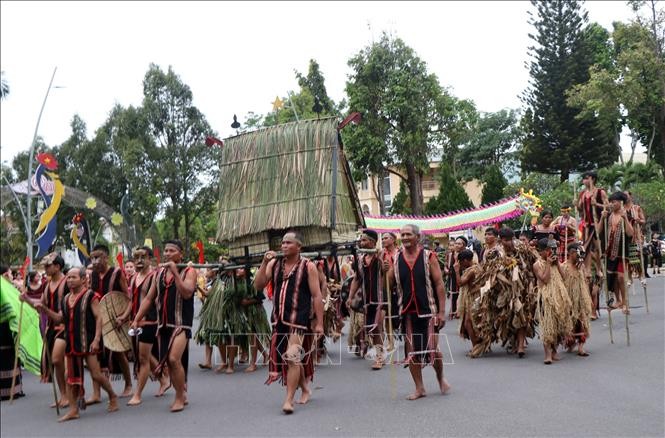 Trên 1.000 nghệ nhân dân tộc thiểu số "khoe sắc" tại Lễ hội đường phố ảnh 2