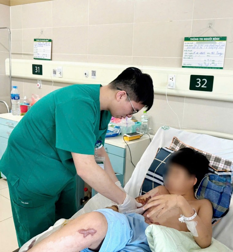 Cậu bé có nghị lực phi thường sau tai nạn bỏng nặng ảnh 2