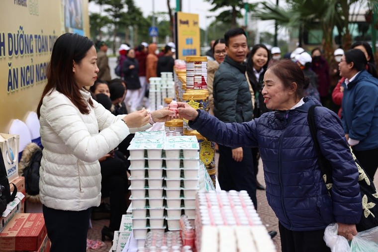 Vinamilk Sure Prevent Gold đồng hành chăm sóc rèn luyện sức khỏe cho 3.000 người cao tuổi Hà Nội ảnh 3