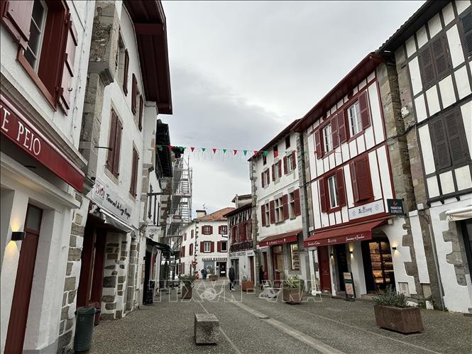 Khám phá vẻ đẹp ngôi làng ớt đỏ ở miền Nam nước Pháp ảnh 1