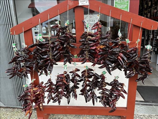 Khám phá vẻ đẹp ngôi làng ớt đỏ ở miền Nam nước Pháp ảnh 3
