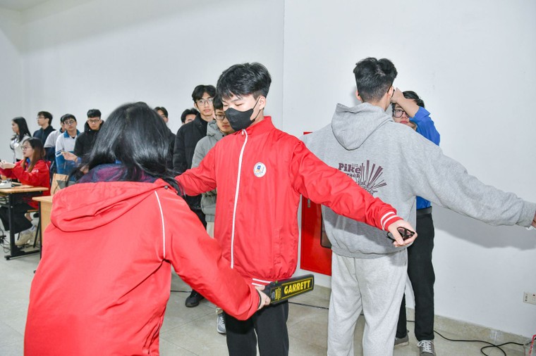 Khoảng 14.000 thí sinh tham dự kỳ thi riêng đầu tiên của năm 2025 ảnh 2