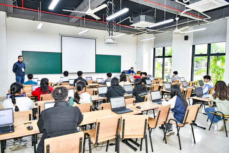 Khoảng 14.000 thí sinh tham dự kỳ thi riêng đầu tiên của năm 2025 ảnh 6