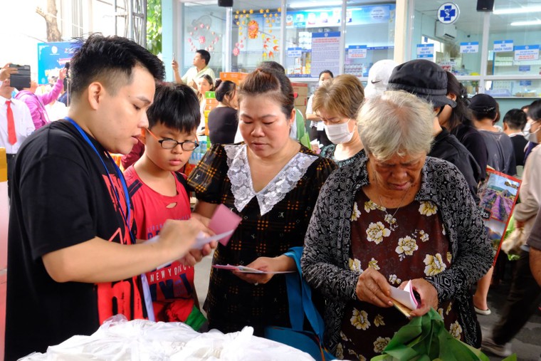 Ấm áp những phiên chợ Tết 0 đồng trong bệnh viện ảnh 3