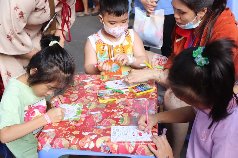 Ấm áp những phiên chợ Tết 0 đồng trong bệnh viện ảnh 8