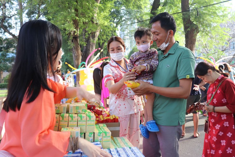 Ấm áp những phiên chợ Tết 0 đồng trong bệnh viện ảnh 7