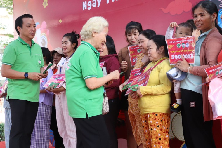 Ấm áp những phiên chợ Tết 0 đồng trong bệnh viện ảnh 9