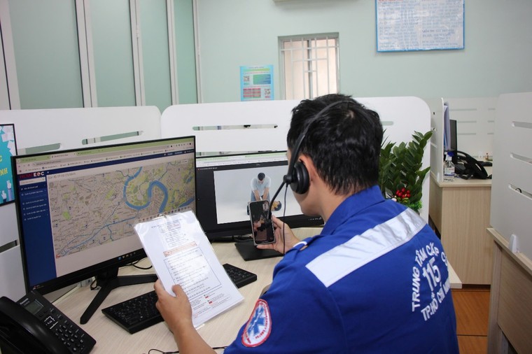 Cấp cứu bé sinh non trên xe ô tô qua cuộc gọi video call ảnh 1