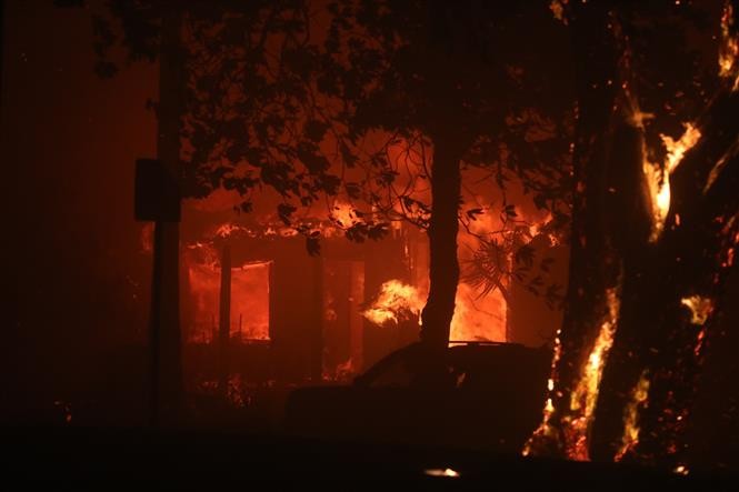 Chưa kiểm soát được cháy rừng Los Angeles, Mỹ lại căng mình với cháy ở San Diego ảnh 1