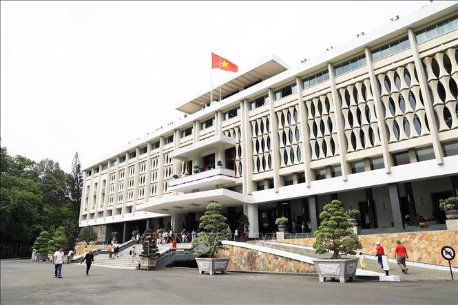 Tổ chức Triển lãm mỹ thuật kỷ niệm 50 năm Ngày đất nước thống nhất ảnh 1