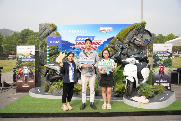 Người dân Lào Cai bất ngờ với khả năng vận hành bền bỉ, êm ái của xe máy điện VinFast ảnh 1