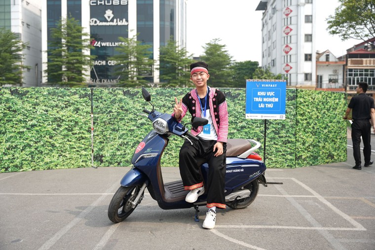 Người dân Lào Cai bất ngờ với khả năng vận hành bền bỉ, êm ái của xe máy điện VinFast ảnh 2