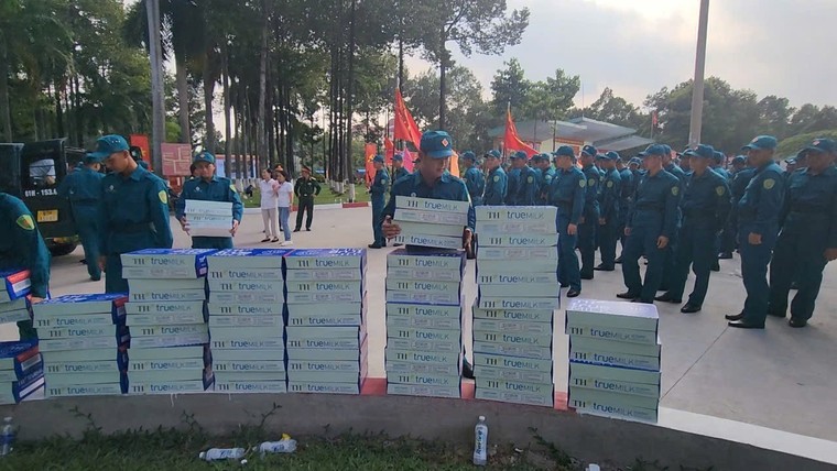 TH true MILK tiếp sức chiến sĩ diễu binh ngay trên thao trường, sẵn sàng cho Đại lễ 30/4 ảnh 1