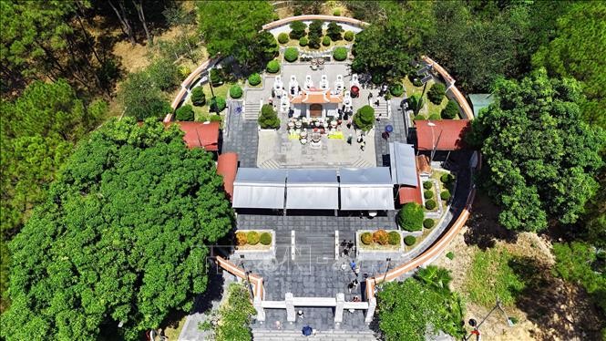 Tháng Tư rực rỡ cờ hoa và lòng biết ơn ở Ngã ba Đồng Lộc ảnh 1