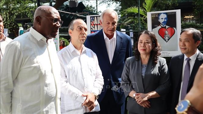 Khai mạc Triển lãm ảnh "Vì Việt Nam - Por Vietnam" ảnh 1