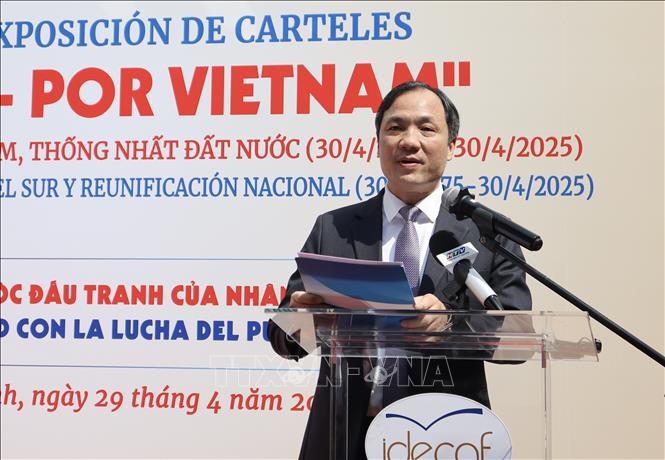 Khai mạc Triển lãm ảnh "Vì Việt Nam - Por Vietnam" ảnh 2