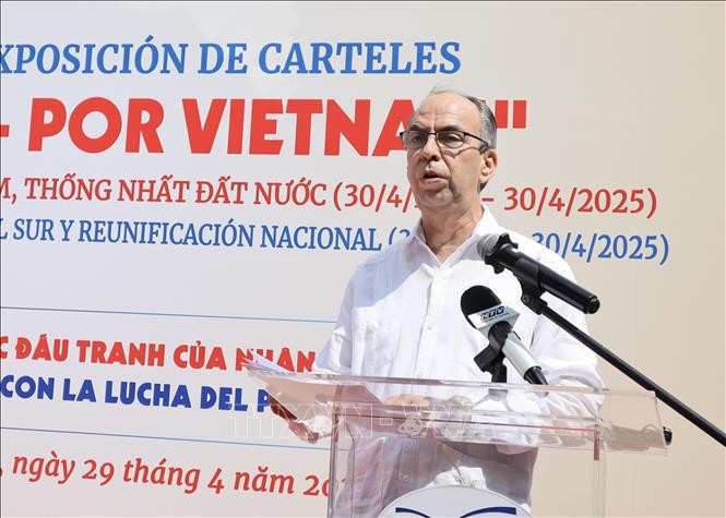 Khai mạc Triển lãm ảnh "Vì Việt Nam - Por Vietnam" ảnh 3