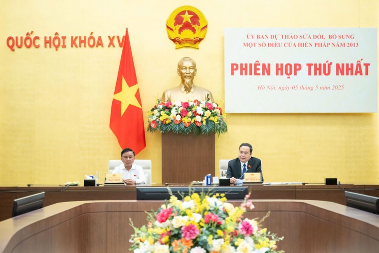 Phiên họp thứ nhất của Ủy ban Dự thảo sửa đổi, bổ sung một số điều của Hiến pháp năm 2013 ảnh 1