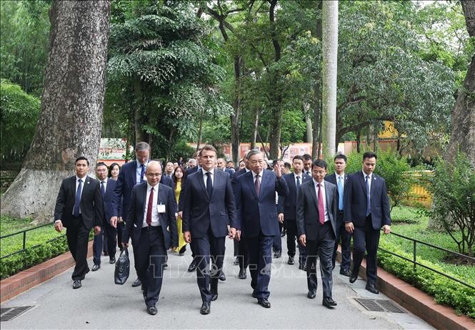 Tổng Bí thư Tô Lâm và Tổng thống Pháp thăm Khu di tích Chủ tịch Hồ Chí Minh tại Phủ Chủ tịch ảnh 2