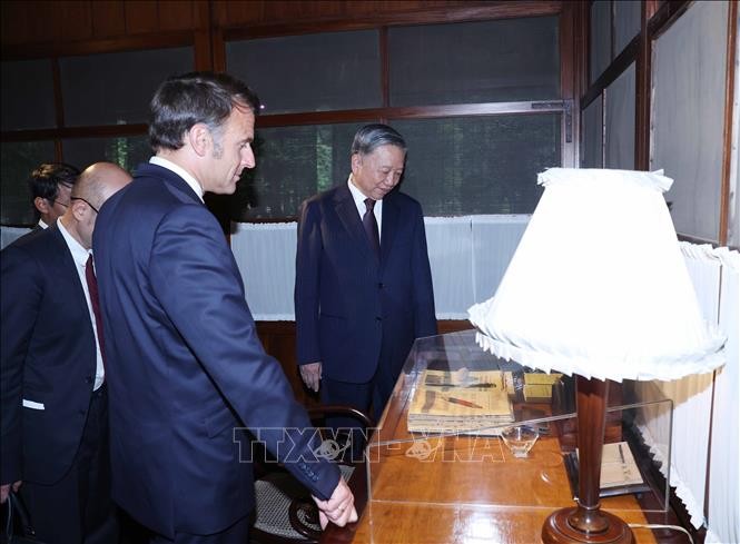 Tổng Bí thư Tô Lâm và Tổng thống Pháp thăm Khu di tích Chủ tịch Hồ Chí Minh tại Phủ Chủ tịch ảnh 4