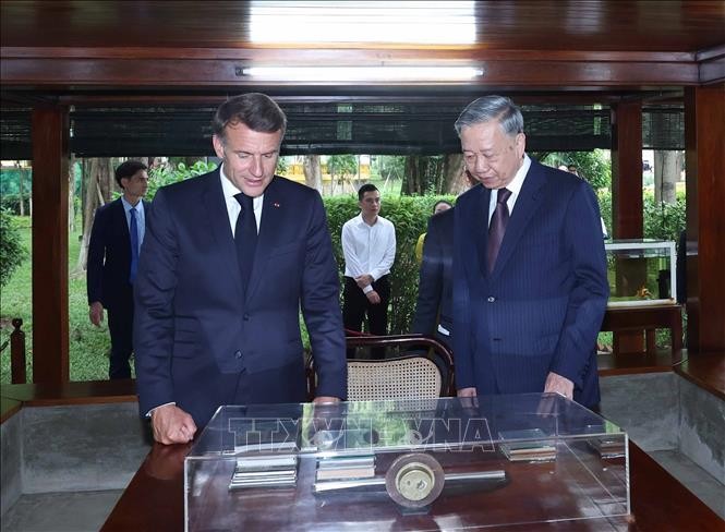 Tổng Bí thư Tô Lâm và Tổng thống Pháp thăm Khu di tích Chủ tịch Hồ Chí Minh tại Phủ Chủ tịch ảnh 5