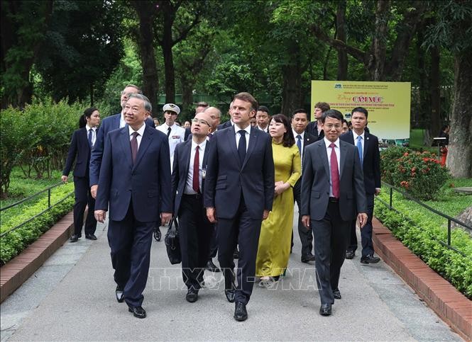 Tổng Bí thư Tô Lâm và Tổng thống Pháp thăm Khu di tích Chủ tịch Hồ Chí Minh tại Phủ Chủ tịch ảnh 3