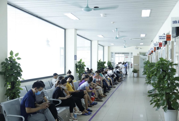 Bệnh viện tăng cường chống nóng cho người bệnh, người nhà ảnh 1