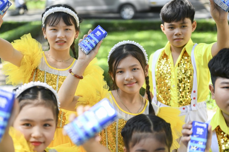 Gần 70.000 hộp sữa được trao tặng trẻ em khó khăn, khởi đầu “Tháng của trẻ em” đầy ý nghĩa ảnh 5