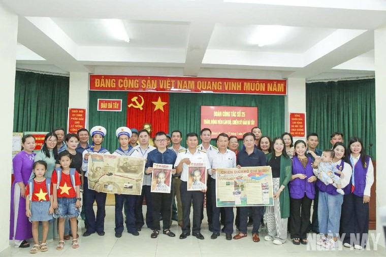 Chuyến tàu đặc biệt với 100 nhà báo sẽ tiếp thêm “sức mạnh” cho các chiến sĩ nơi biển đảo ảnh 3