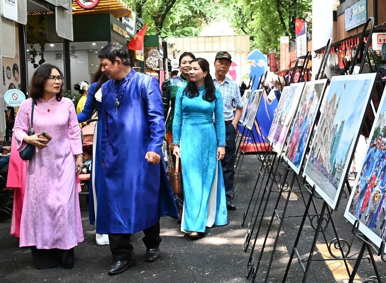 Phát triển áo dài trở thành "chất liệu sống" cho du lịch ảnh 2