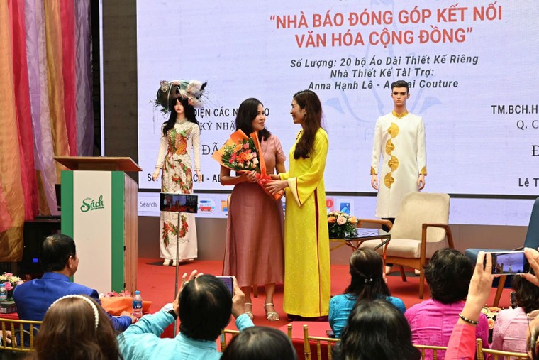 Phát triển áo dài trở thành "chất liệu sống" cho du lịch ảnh 1