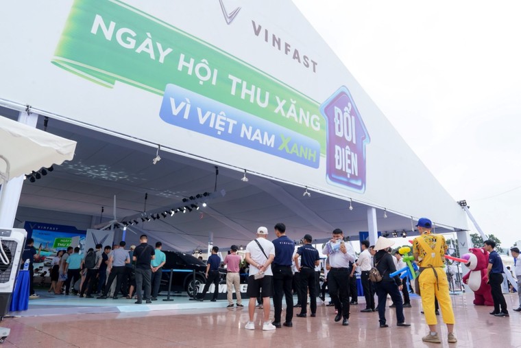 Hà Nội bùng nổ với sự kiện “Thu xăng - Đổi điện”: Drift nghẹt thở, lái thử “phê”, lên đời xe điện ngay tại sự kiện ảnh 1