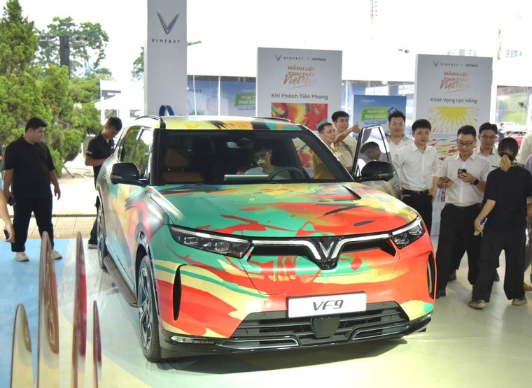 Hà Nội bùng nổ với sự kiện “Thu xăng - Đổi điện”: Drift nghẹt thở, lái thử “phê”, lên đời xe điện ngay tại sự kiện ảnh 2