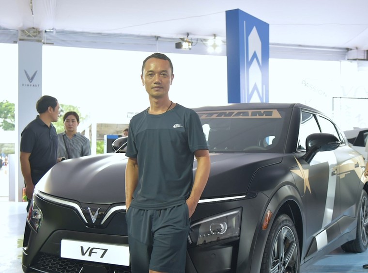 Hà Nội bùng nổ với sự kiện “Thu xăng - Đổi điện”: Drift nghẹt thở, lái thử “phê”, lên đời xe điện ngay tại sự kiện ảnh 4