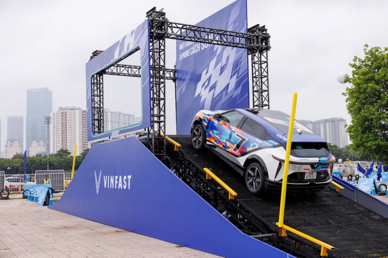 Hà Nội bùng nổ với sự kiện “Thu xăng - Đổi điện”: Drift nghẹt thở, lái thử “phê”, lên đời xe điện ngay tại sự kiện ảnh 5